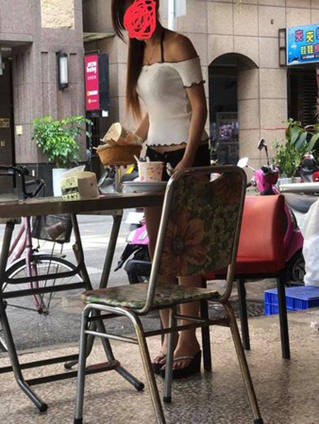 Mặc áo ngắn cũn cỡn còn bonus thêm quần nửa gang tay, gái xinh làm người xung quanh cạn lời-2