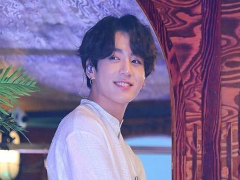 Chỉ vài giây lắc lư theo giai điệu 'Bad Guy', video của Jungkook (BTS) đã lập kỉ lục trên Twitter