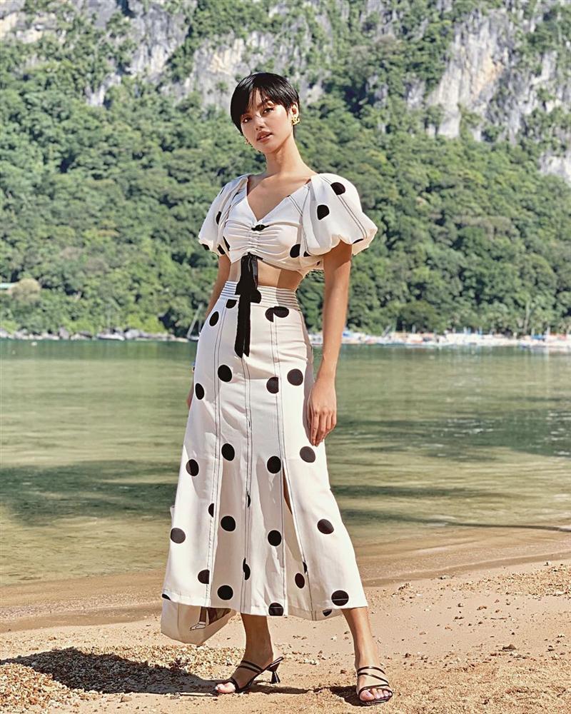 Cùng diện đầm hai dây, Jun Vũ tinh tế bao nhiêu thì Thúy Vi lại gây nhức mắt bấy nhiêu-3