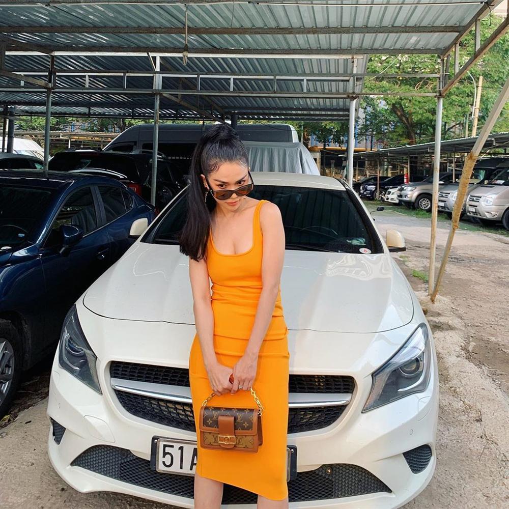 Cùng diện đầm hai dây, Jun Vũ tinh tế bao nhiêu thì Thúy Vi lại gây nhức mắt bấy nhiêu-4