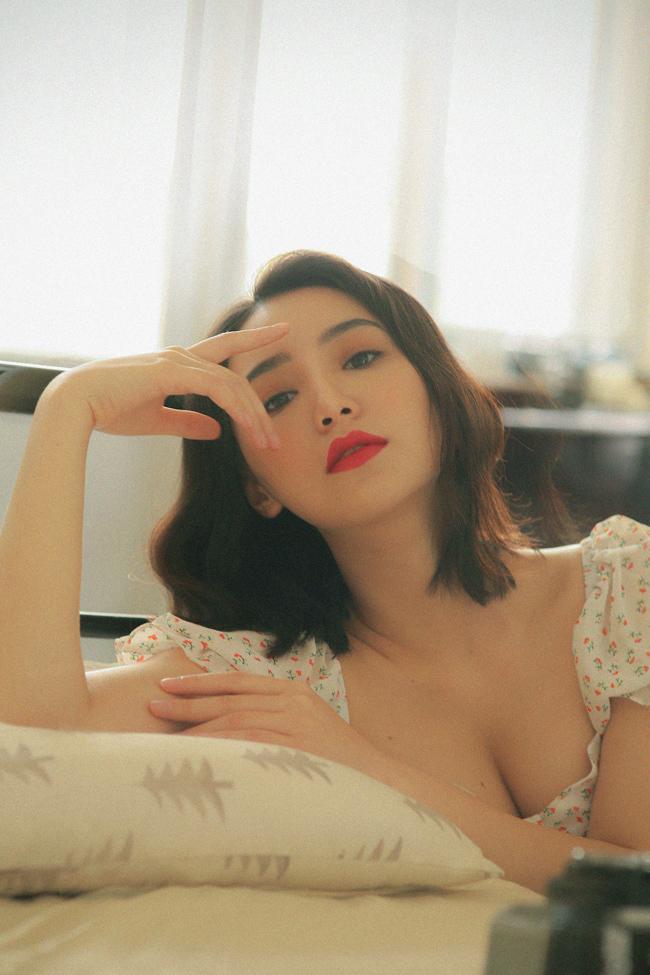 Trên phim ngoan hiền là vậy, ngoài đời những mỹ nhân này lại gợi cảm đến không ngờ-11