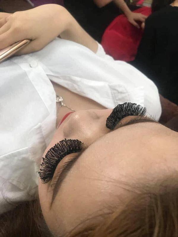 Sởn da gà trước cặp lông mi sâu róm của cô gái trẻ-3