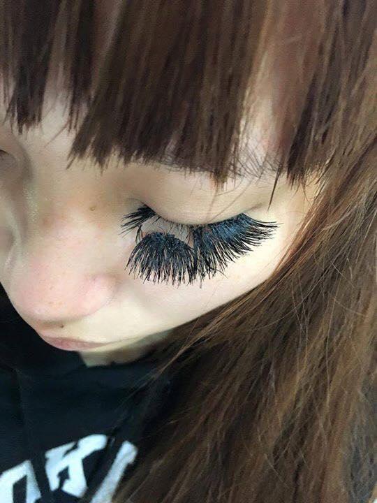 Sởn da gà trước cặp lông mi sâu róm của cô gái trẻ-4