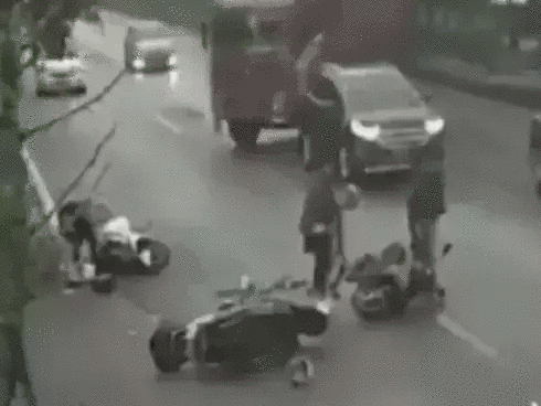 Clip: Trời mưa giông giật đùng đùng, 2 mẹ con vào sảnh khách sạn lớn trú mưa bị người đàn ông đuổi thẳng cổ-4