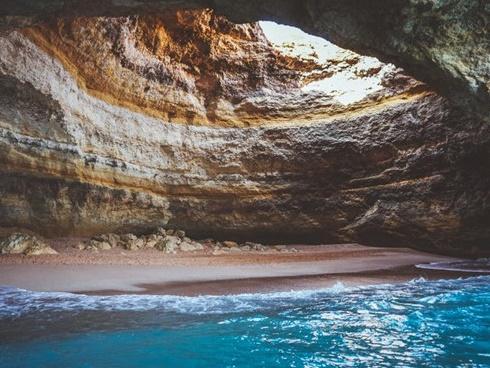 Những hố sâu kỳ lạ ẩn dưới chân thác nước ở Brazil thu hút du khách