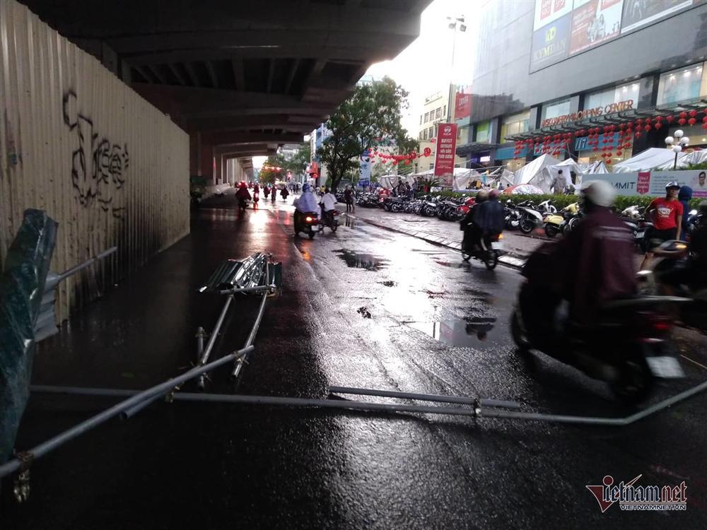 Giông lốc đánh úp, cây đổ la liệt giữa phố Hà Nội, một thanh niên tử vong-9