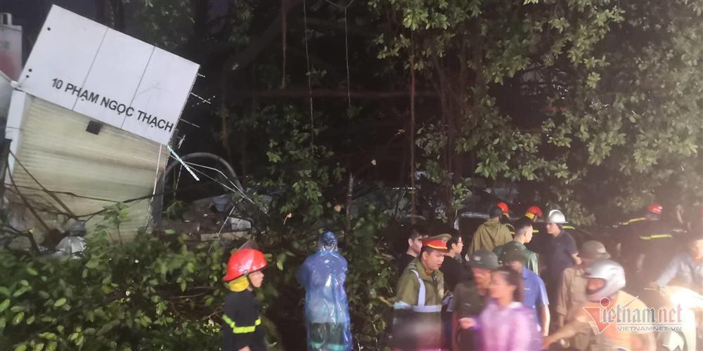 Giông lốc đánh úp, cây đổ la liệt giữa phố Hà Nội, một thanh niên tử vong-10