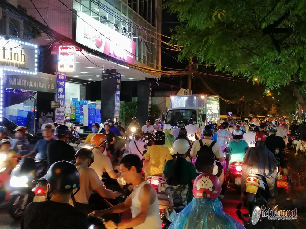 Giông lốc đánh úp, cây đổ la liệt giữa phố Hà Nội, một thanh niên tử vong-11