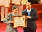 Nghệ sĩ Trần Hạnh xúc động khi nhận danh hiệu NSND ở tuổi 90