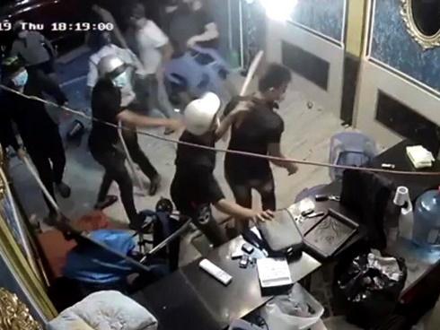 Nữ nhân viên cầm mã tấu chém đối thủ vụ hỗn chiến ở phố tây Sài Gòn-4