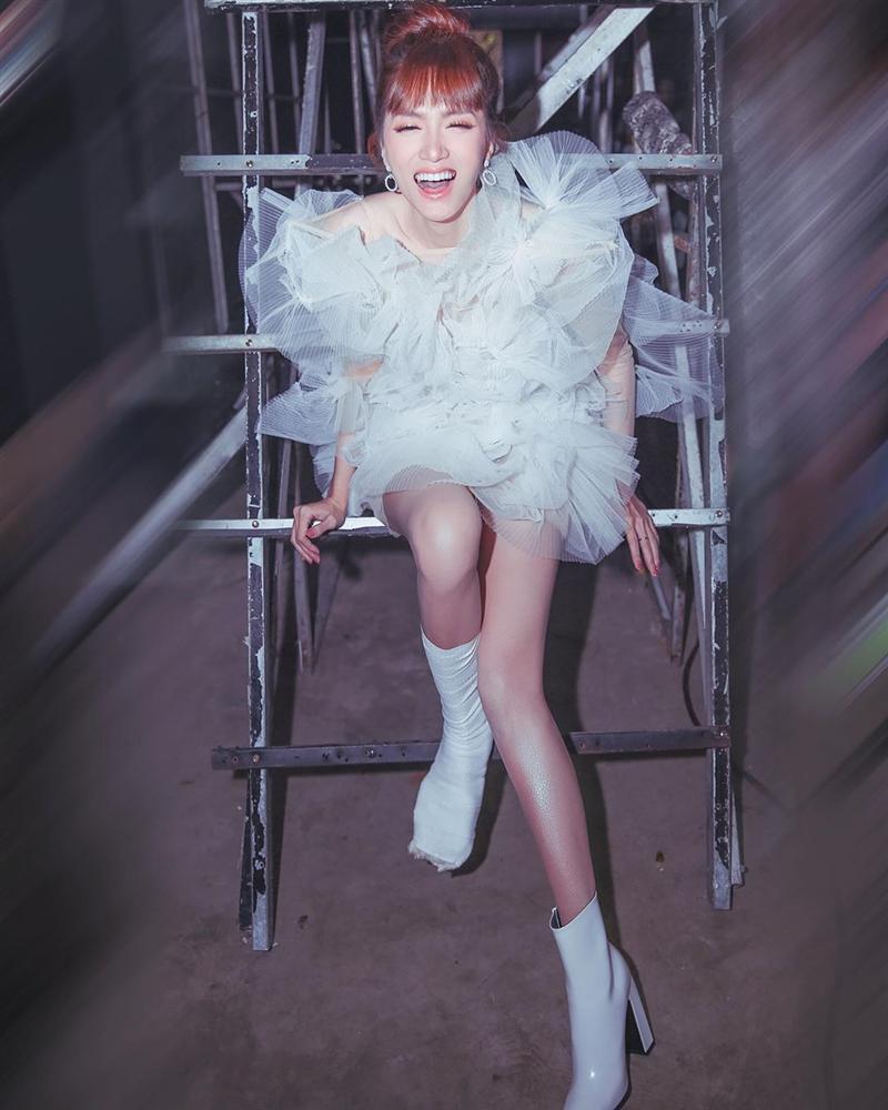 Nhìn sơ tưởng Hương Giang đi boots trắng siêu ăn ý với váy mà nhìn kỹ thì đau lòng vô cùng-1