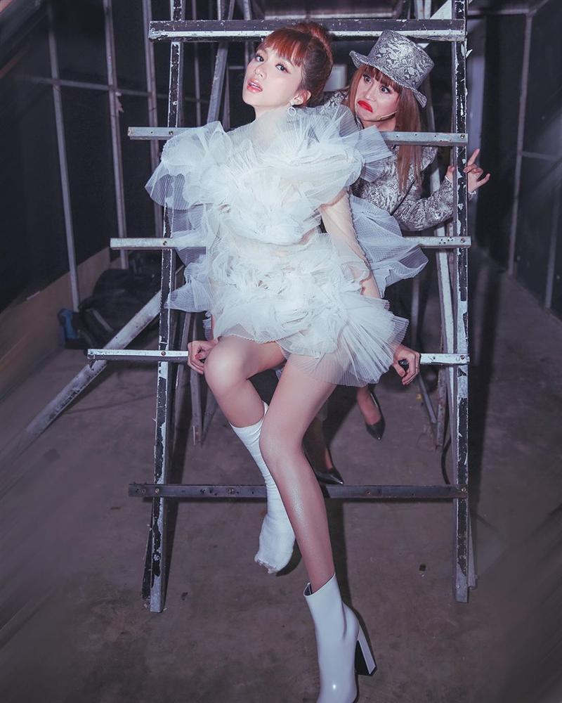 Nhìn sơ tưởng Hương Giang đi boots trắng siêu ăn ý với váy mà nhìn kỹ thì đau lòng vô cùng-3