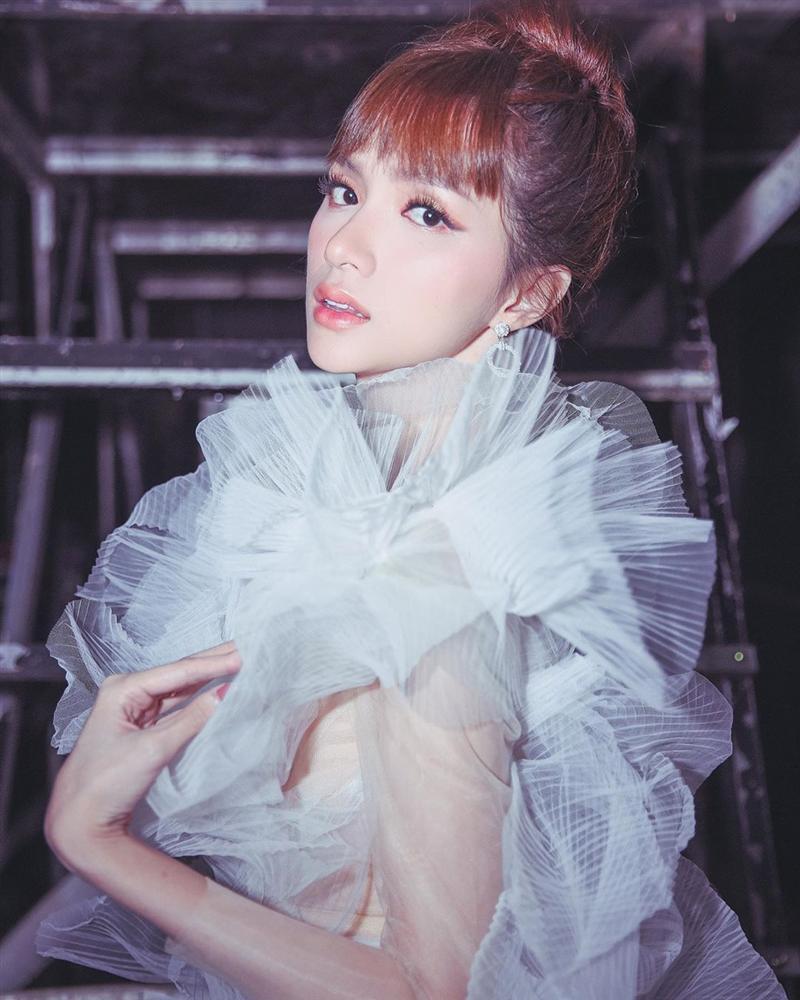 Nhìn sơ tưởng Hương Giang đi boots trắng siêu ăn ý với váy mà nhìn kỹ thì đau lòng vô cùng-5