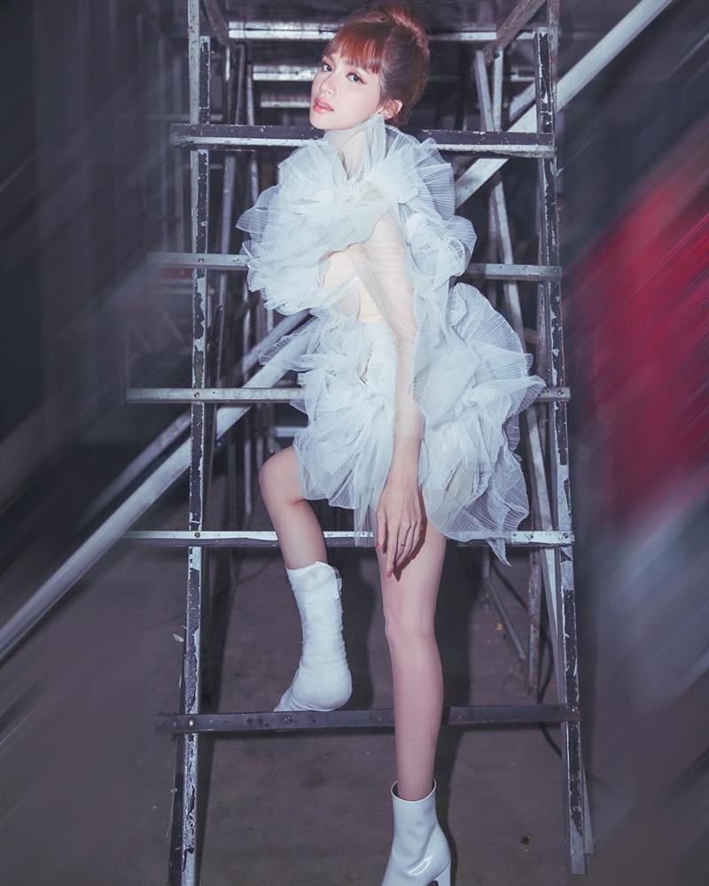 Nhìn sơ tưởng Hương Giang đi boots trắng siêu ăn ý với váy mà nhìn kỹ thì đau lòng vô cùng-2