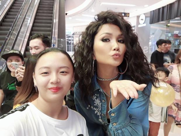 Fan cuồng chiếm spotlight với gương mặt bất biến khi selfie cùng hầu hết celeb Việt-1