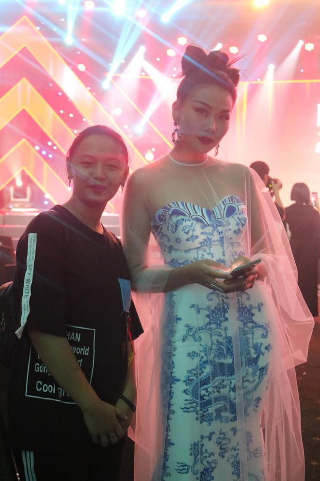 Fan cuồng chiếm spotlight với gương mặt bất biến khi selfie cùng hầu hết celeb Việt-6