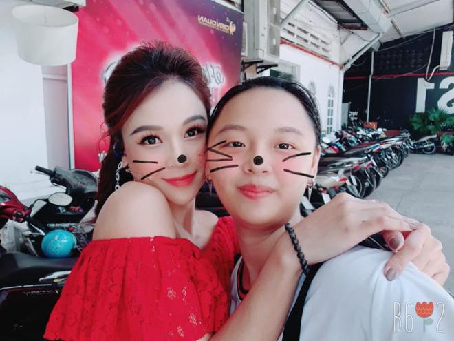 Fan cuồng chiếm spotlight với gương mặt bất biến khi selfie cùng hầu hết celeb Việt-7