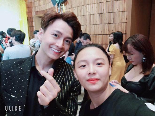 Fan cuồng chiếm spotlight với gương mặt bất biến khi selfie cùng hầu hết celeb Việt-9