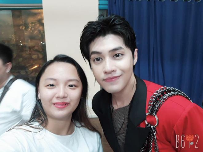 Fan cuồng chiếm spotlight với gương mặt bất biến khi selfie cùng hầu hết celeb Việt-10