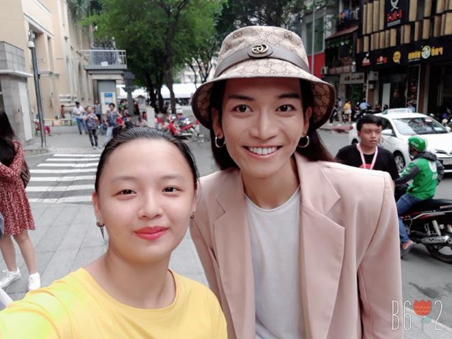 Fan cuồng chiếm spotlight với gương mặt bất biến khi selfie cùng hầu hết celeb Việt-11