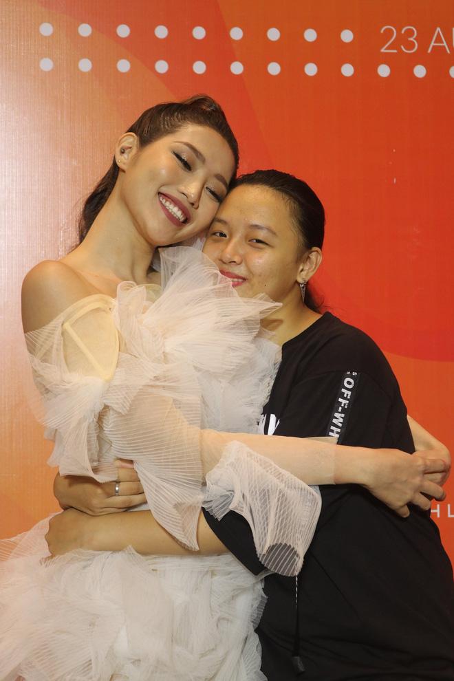 Fan cuồng chiếm spotlight với gương mặt bất biến khi selfie cùng hầu hết celeb Việt-12