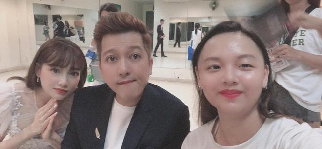 Fan cuồng chiếm spotlight với gương mặt bất biến khi selfie cùng hầu hết celeb Việt-5