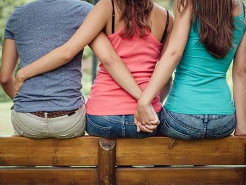 Để trả thù bạn gái, chàng trai tán đổ luôn cô chị