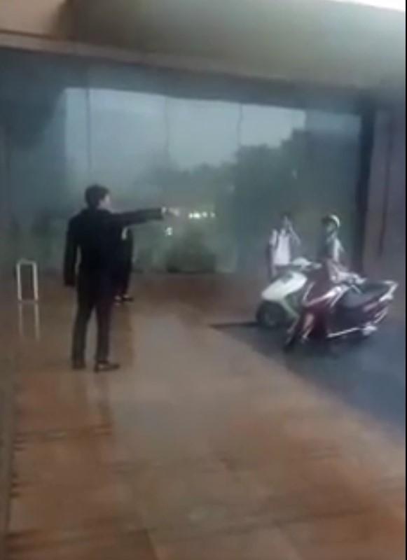 Clip: Trời mưa giông giật đùng đùng, 2 mẹ con vào sảnh khách sạn lớn trú mưa bị người đàn ông đuổi thẳng cổ-1
