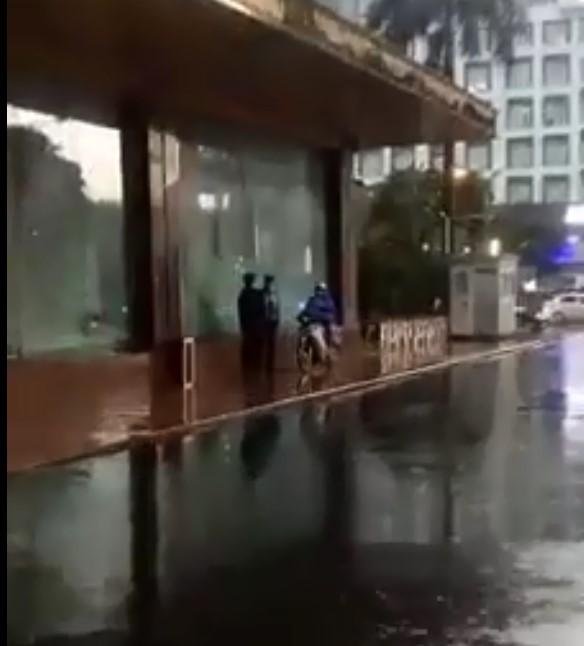 Clip: Trời mưa giông giật đùng đùng, 2 mẹ con vào sảnh khách sạn lớn trú mưa bị người đàn ông đuổi thẳng cổ-3