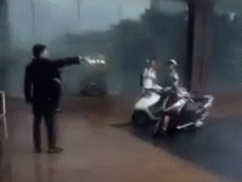 Clip: Trời mưa giông giật đùng đùng, 2 mẹ con vào sảnh khách sạn lớn trú mưa bị người đàn ông đuổi thẳng cổ