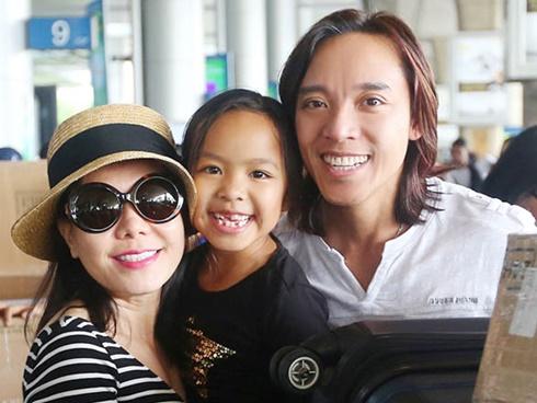 Diện đồ đôi ngọt ngào, vợ chồng Việt Hương hôn má tình tứ kỉ niệm 15 năm ngày yêu nhau-8