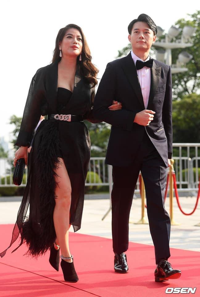 Loạt ảnh chụp vội trên thảm đỏ đã biến Trương Ngọc Ánh thành bản sao Cindy Thái Tài không sai một ly-3