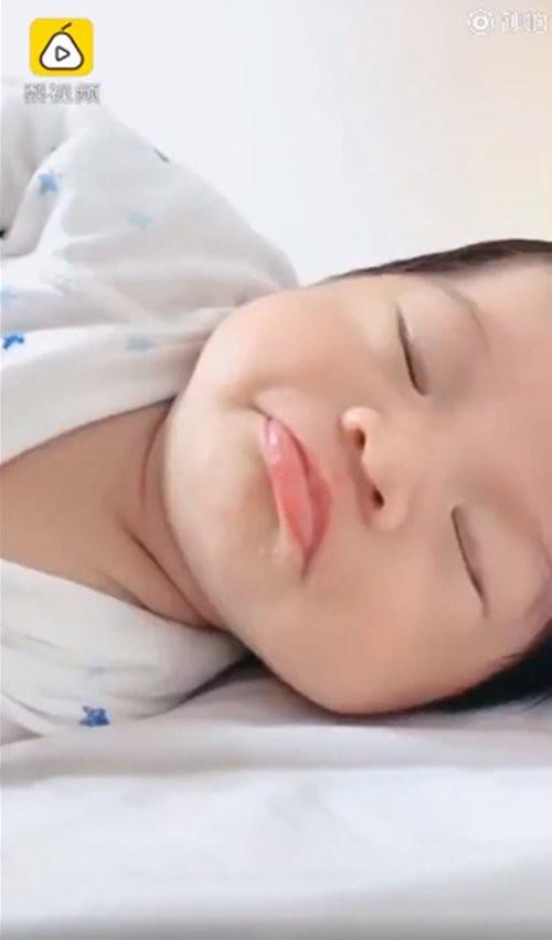 Mạng xã hội xôn xao trước màn dậy thì của em bé sơ sinh sau 3 tháng chào đời-4