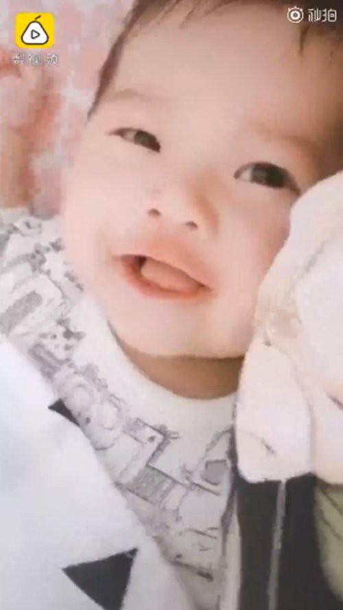 Mạng xã hội xôn xao trước màn dậy thì của em bé sơ sinh sau 3 tháng chào đời-5