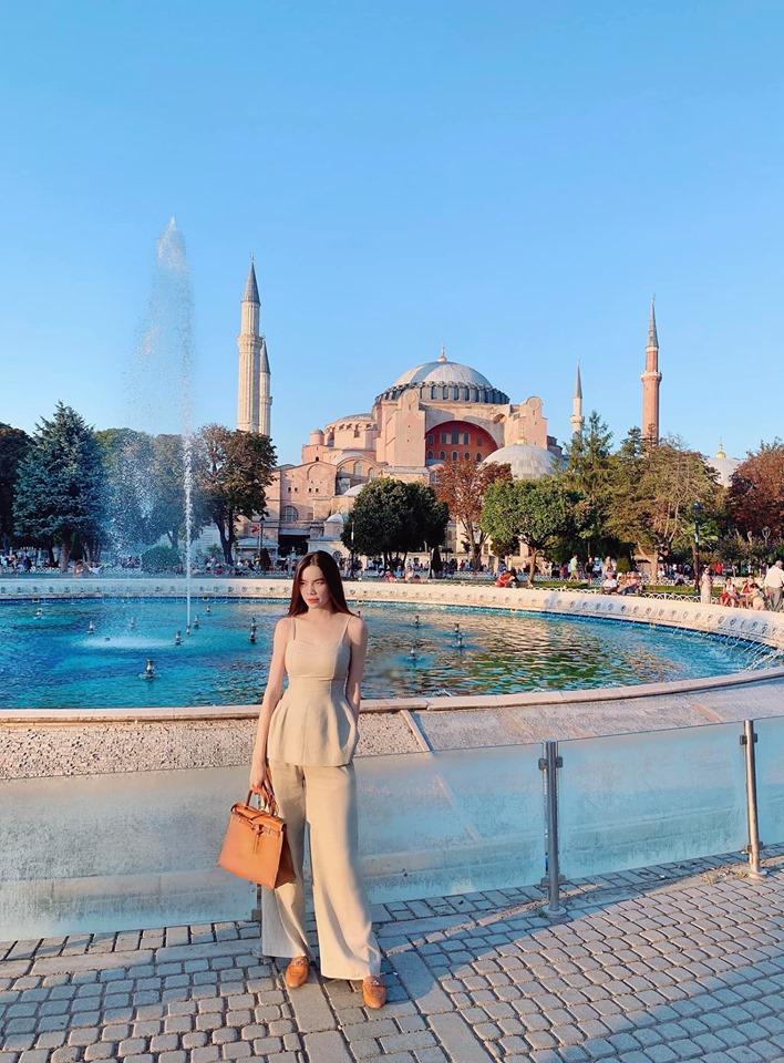 STREET STYLE ngày lễ 2/9: Ngọc Trinh phá cách với jeans rách tả tơi, Angela Phương Trinh lại kín đáo bất ngờ-5