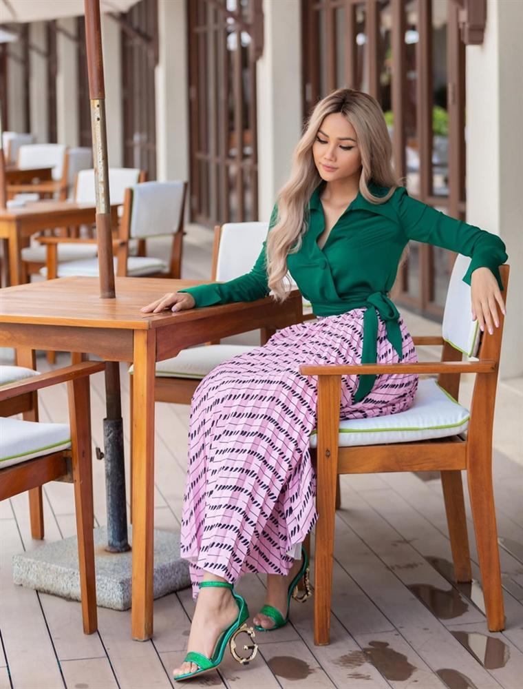 STREET STYLE ngày lễ 2/9: Ngọc Trinh phá cách với jeans rách tả tơi, Angela Phương Trinh lại kín đáo bất ngờ-6