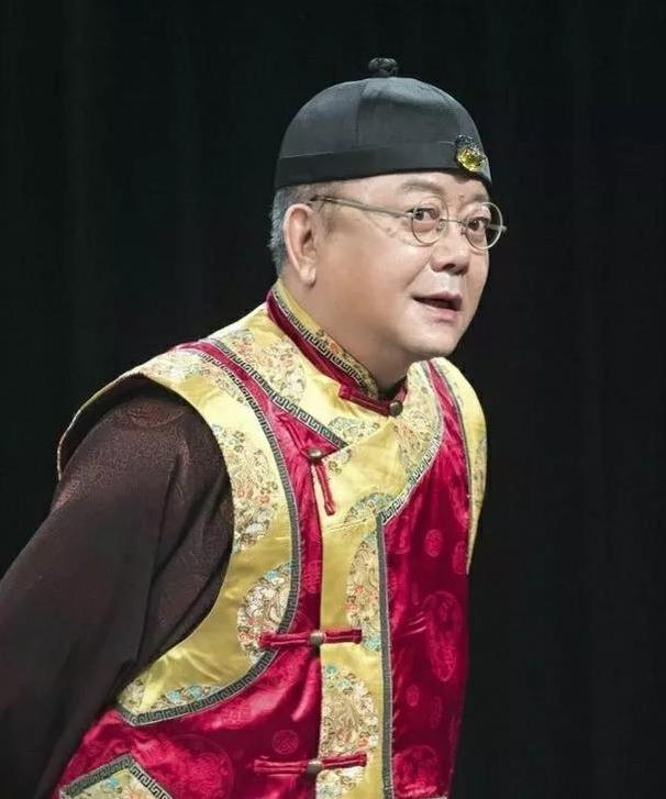 Hòa Thân Vương Cương 71 tuổi phải làm việc đến 4h sáng nuôi con nhỏ-1