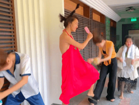 Lầy lội phải có đồng đội mới vui: Nhìn Lan Ngọc và 'hội chăn chuối' quẩy tung nóc 'Truyền Thái Y' sẽ rõ!