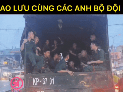 Dân mạng phát sốt trước clip 3 chú bộ đội vừa điển trai lại hát hay như ca sĩ-2