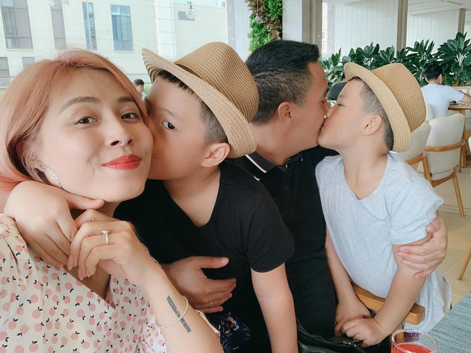 Sau ồn ào bị đồn lộ clip nóng, MC Hoàng Linh cùng gia đình đi hâm nóng tình cảm theo cách đặc biệt-1