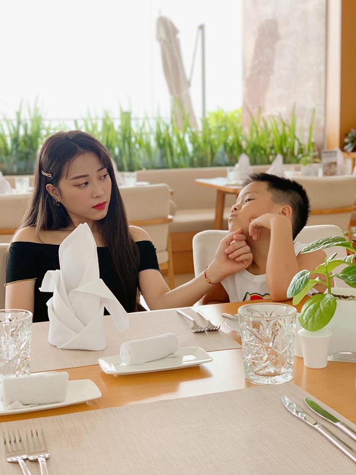 Sau ồn ào bị đồn lộ clip nóng, MC Hoàng Linh cùng gia đình đi hâm nóng tình cảm theo cách đặc biệt-3