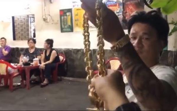 Người đàn ông ở Sài Gòn gây sốc khi đeo 100 cây vàng trên người chỉ để đứng bán ốc-1