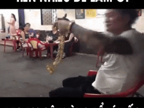 Người đàn ông ở Sài Gòn gây sốc khi đeo 100 cây vàng trên người chỉ để đứng bán ốc