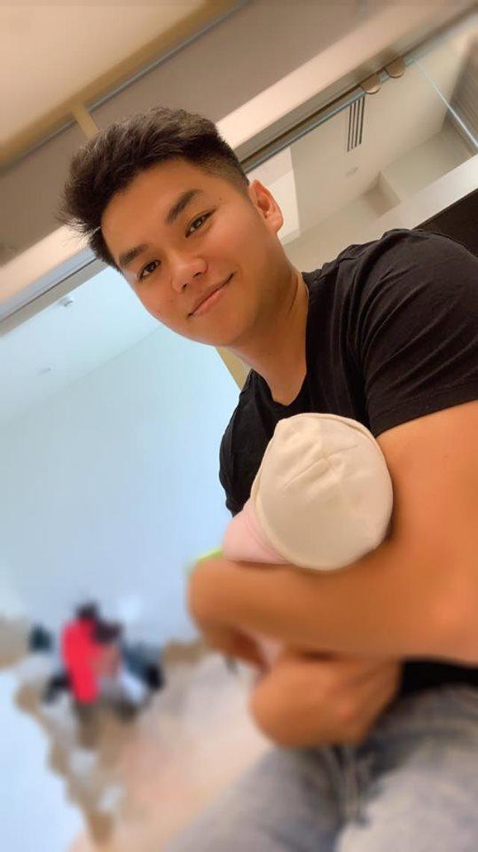 Lê Phương hạnh phúc nhìn chồng trẻ vừa ôm con mới sinh, vừa luyện hát kiếm cơm-3