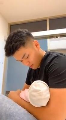 Lê Phương hạnh phúc nhìn chồng trẻ vừa ôm con mới sinh, vừa luyện hát kiếm cơm-4