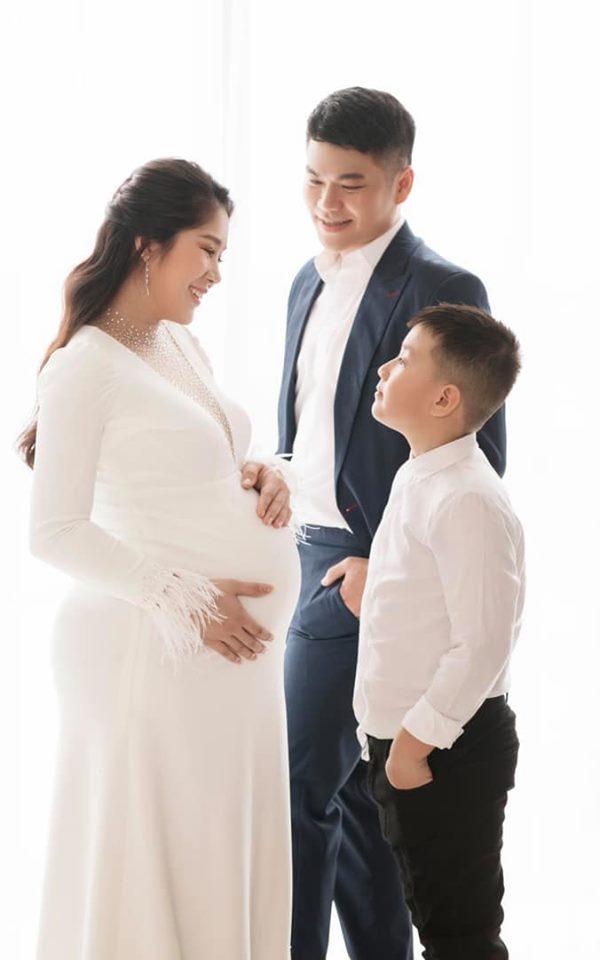 Lê Phương hạnh phúc nhìn chồng trẻ vừa ôm con mới sinh, vừa luyện hát kiếm cơm-5