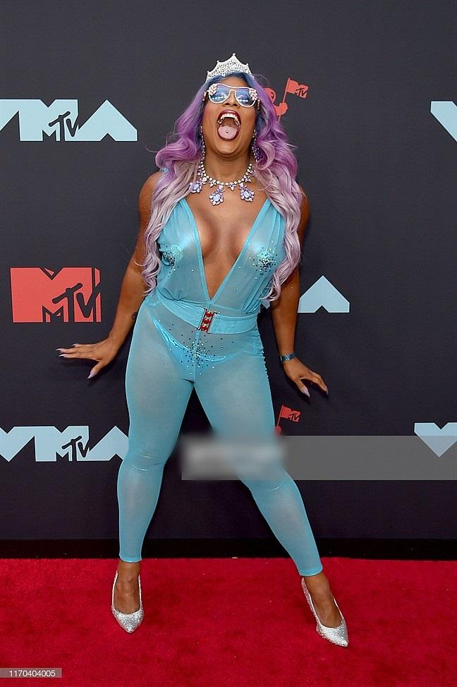 Angela Phương Trinh hóa siêu nhân phiên bản lỗi - Chi Pu mất điểm vì đôi boots khủng nuốt trọn chân-9