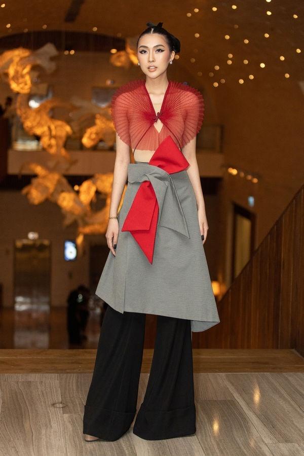 Angela Phương Trinh hóa siêu nhân phiên bản lỗi - Chi Pu mất điểm vì đôi boots khủng nuốt trọn chân-4