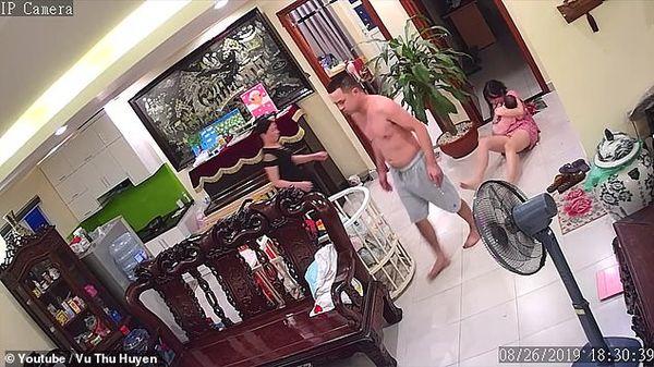 Vụ võ sư Việt Nam đánh vợ đang ôm con đến nhập viện lên cả báo nước ngoài-3