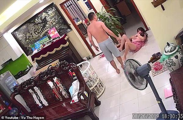 Vụ võ sư Việt Nam đánh vợ đang ôm con đến nhập viện lên cả báo nước ngoài-5